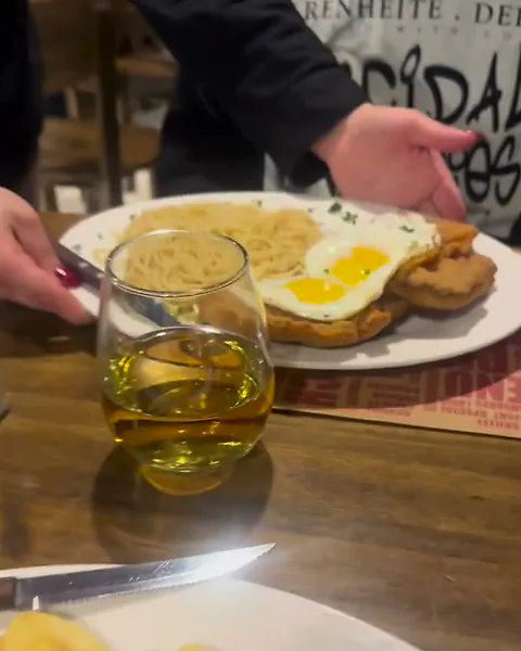 Milanesa con papas y huevo