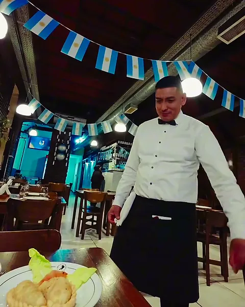 Salón con banderines argentinos