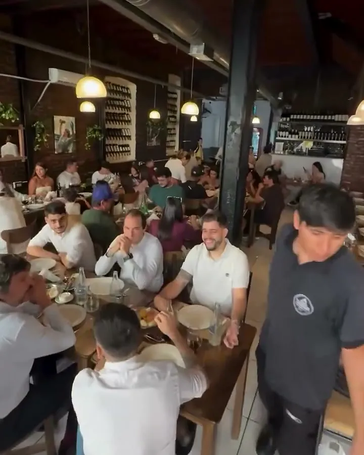 Salón lleno al mediodía en La Taberna